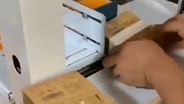 自動束帶機作業